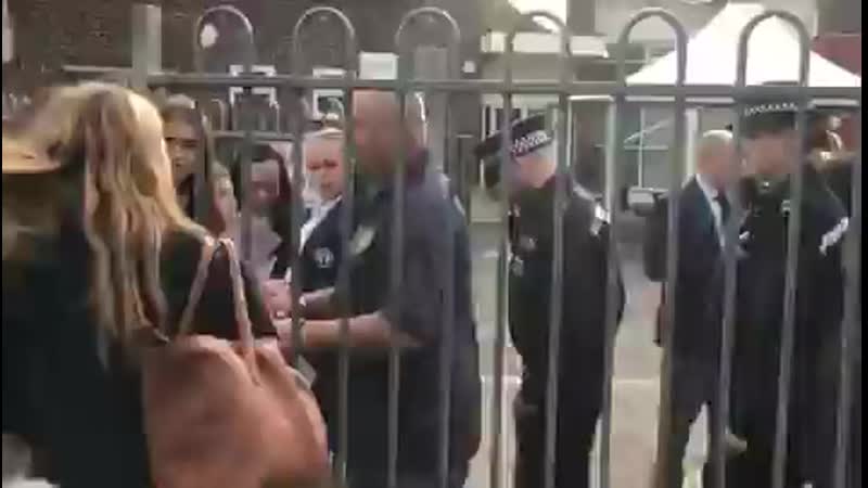 В одной из школ британии не пустили школьниц в юбках