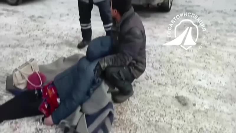 Водитель из челябинской области сдавал назад на своем грузовике и не заметил 72 летнюю бабку