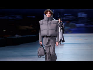 Береговой на подиуме louis vuitton вирджила абло