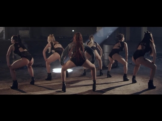 The mode and cynda is it a gun