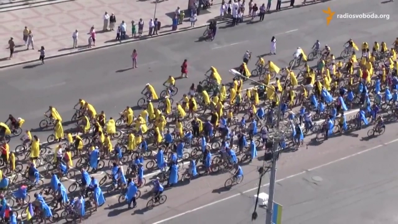 У черкасах велосипедисти утворили найбільший рухомий державний прапор