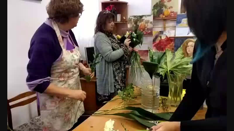 Сборка букета в спиральной технике и упакоа