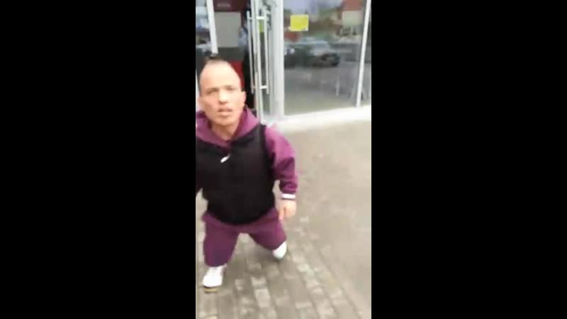 Трое пьяных карликов избили мужчину