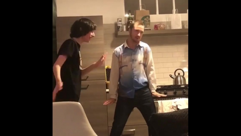 Продолжает тусить