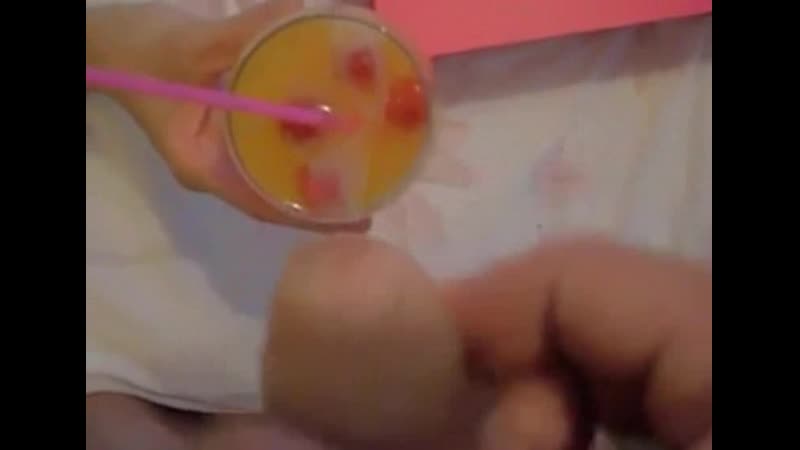 Девушка пьет коктейль со спермой