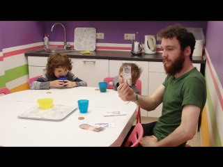 Little kiddies drinking tea