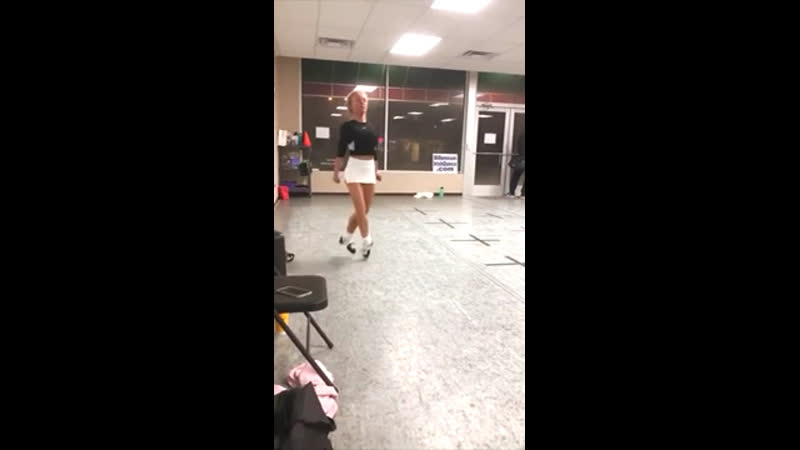 Ирландская девушка танцует степ