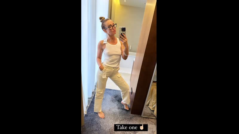 Бузова в майке без лифчика засветила свои прелести «вишенки» бесстыдно торчат