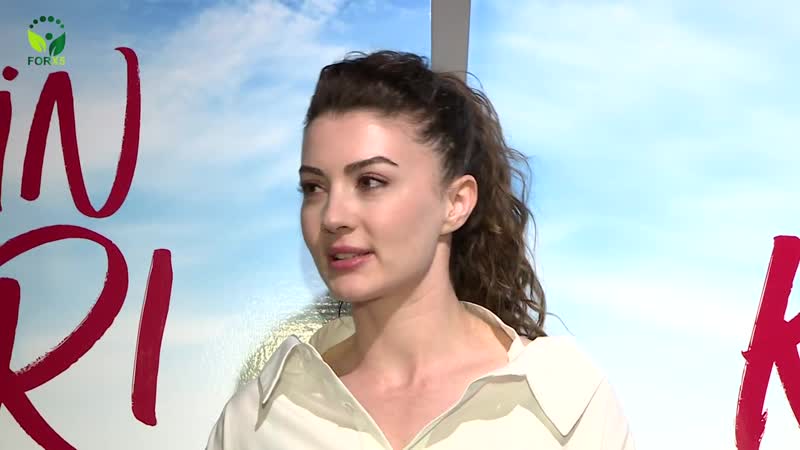 Burcu özberk, muhabi̇rlerle sohbete daldiğinda şakaci ki̇şi̇li̇ği̇ni̇ nasil gösterdi̇؟