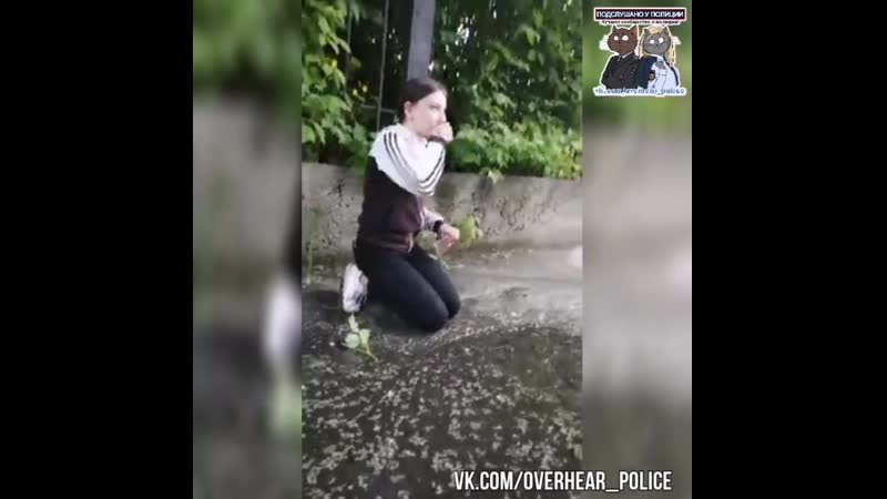 В бийске девочку заставили пить из лужи