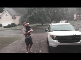 Toddlers priceless reaction to her first summer rain with daddy