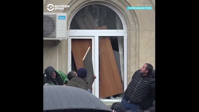 В абхазии взяли штурмом здание "администрации президента"