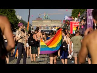 Live parade zum christopher street day in berlin