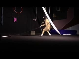 Pipe a circo sotto la gru