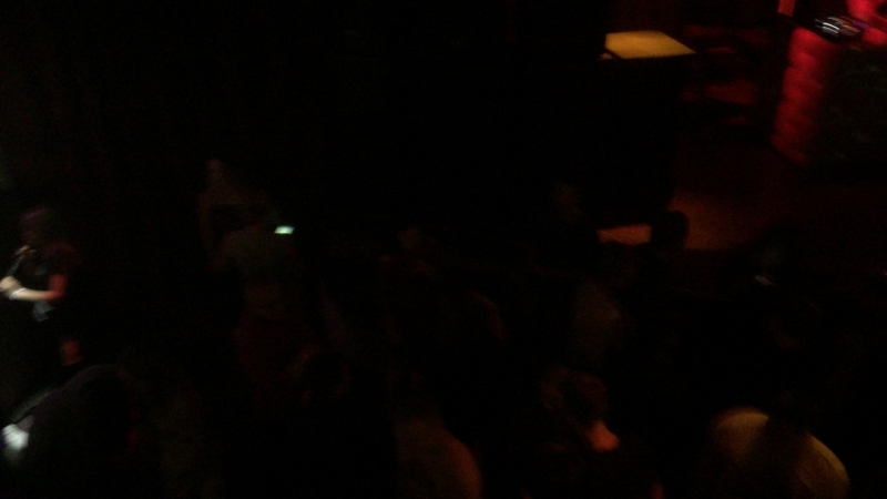 Все столы заняты, но места на танцполе ещё есть)