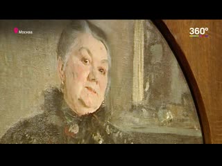 Голый работник музея