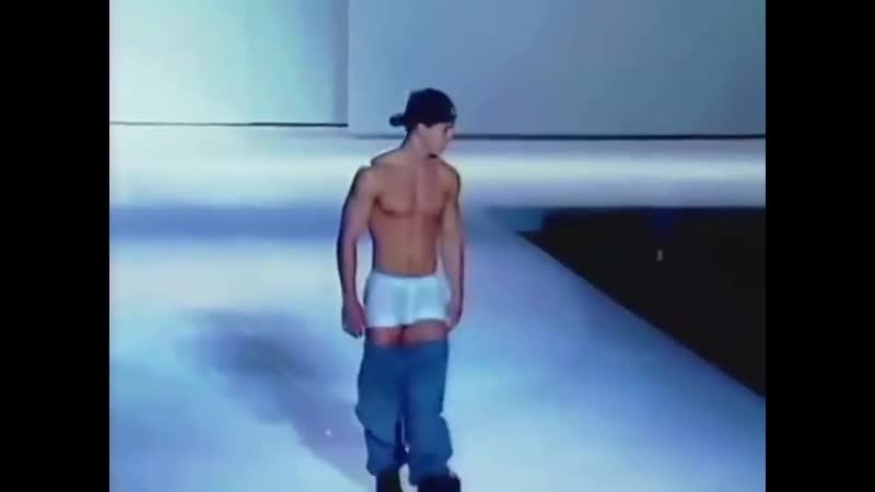 Mark wahlberg no desfile calvin klein 1991 "his cavins"