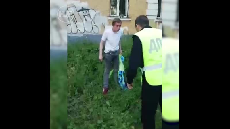 В екатеринбурге водитель каршеринга устроил аварию и ссору с инспектором