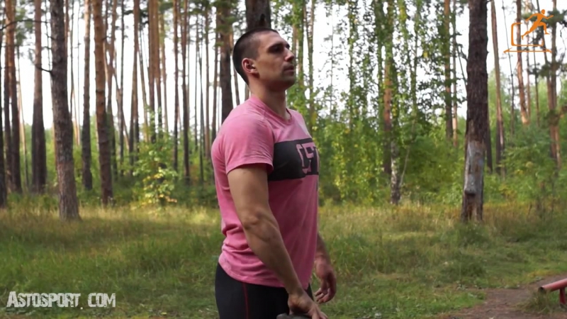 Тяга камня к подбородку дельты и трапеции