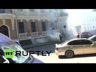 В харькове радикалы штурмовали офис оппозиционного блока (огого видео)