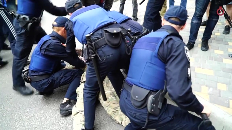 Стычка у консульства рф © видеожесть