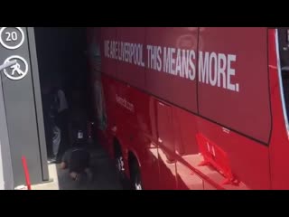 The liverpool team bus appears to have got stuck in the tunnel underneath the wanda metropolitano 🧐