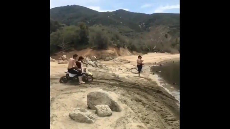 Толкнул друга