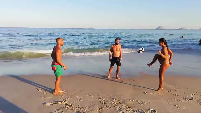 На пляже в рио де жанейро