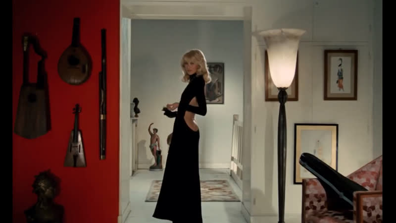 Мирей дарк в фильме «высокий блондин в чёрном ботинке»