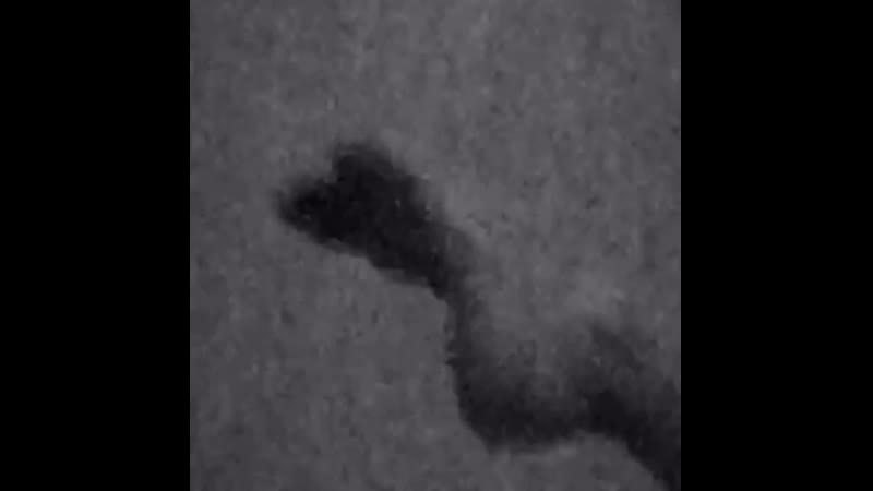 Голая девушка лежит на кровати и демонстрирует лодыжки