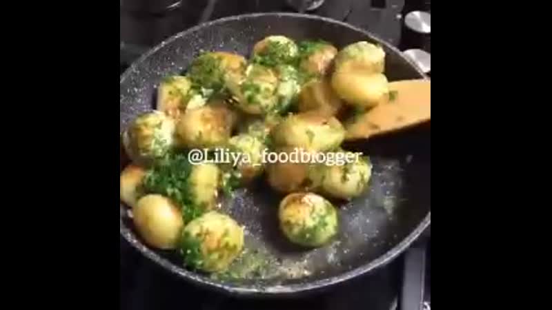 Молодая картошечка с чесночком и укропом