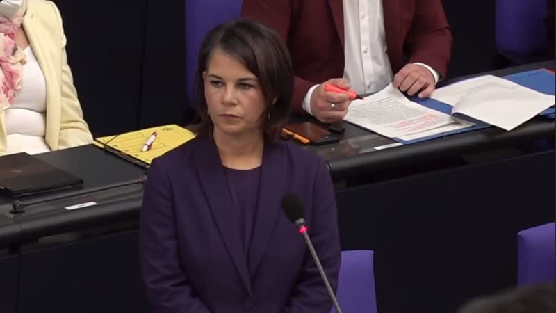 Live aussenministerin annalena baerbock steht dem bundestag rede und antwort