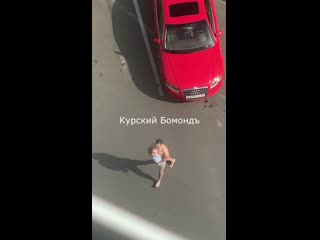 Голый батя на майском бульваре