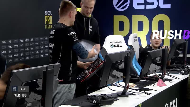 Tabsen porn video – Tabsen spilling coffee on his keyboard