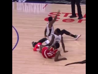 Харден повалил двоих!