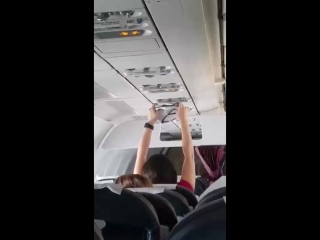 Женщина сушит трусы в самолете