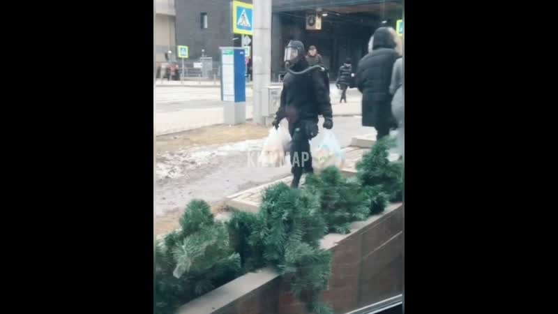 Кто проживает на дне океана чувак с аквалангом идущий с ашана а как вы ходите в магазин ?