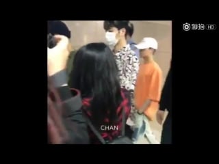 Ying ie 170515 ikon gmp u tokyo chanwoo amp hanbin are watching the phone together and smiling while walking so cute ee