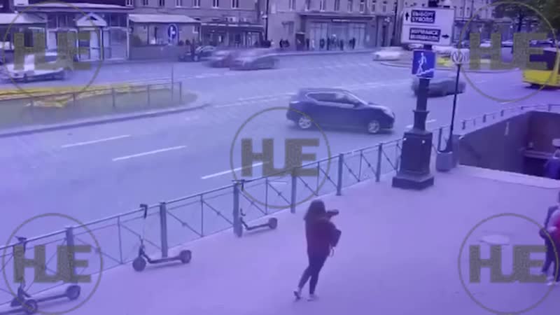 В питере лихач на audi на большой скорости проехал на боку по московскому проспекту