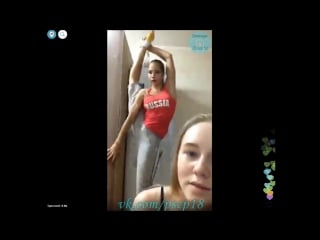 Две красивые девушки с крутой растяжкой periscope перископ