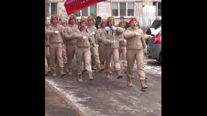 Юнармия поздравляет ветеранов около дома |