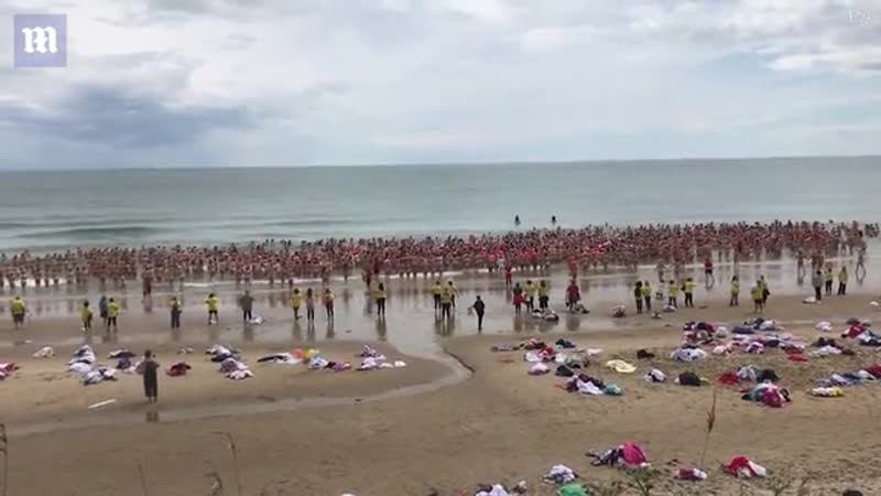 Сотни голых женщин искупались в море ради борьбы с раком