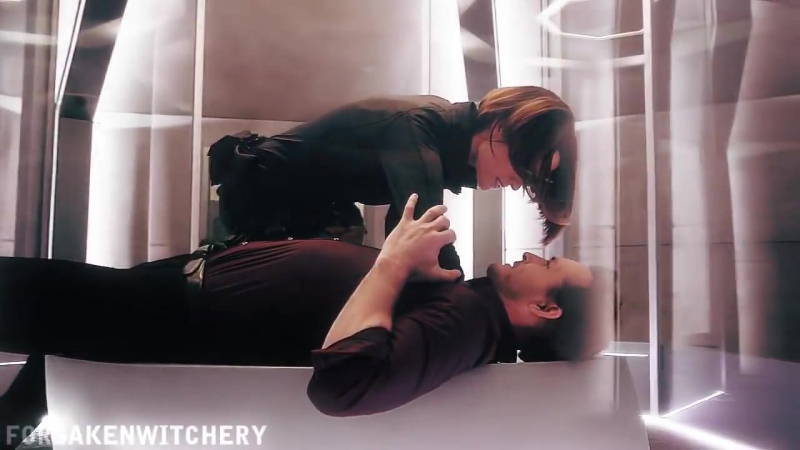 Chokehold (maxwell x alex; supergirl)