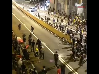 Hong kong protesters quickly dismantle roadblock to let firefighters through