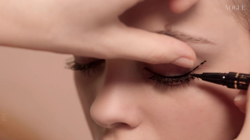 Eyeliner tutorial how to do winged eyeliner vogue beauty school british vogue