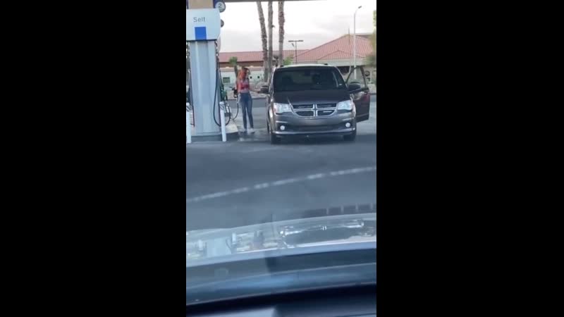 Девушка приехала на азс, чтобы заправить свой минивэн dodge grand caravan