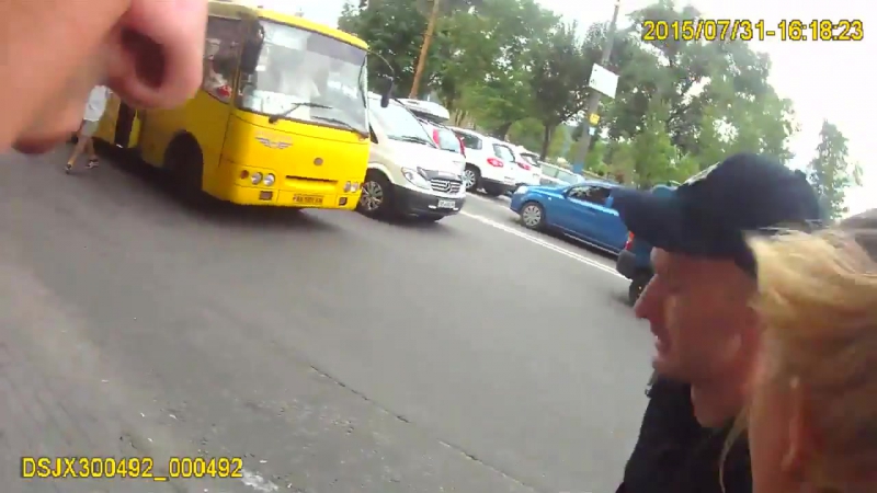 Задержанная полицией блондина которая совершила наезд на полицейского оказалась женой милиционера!