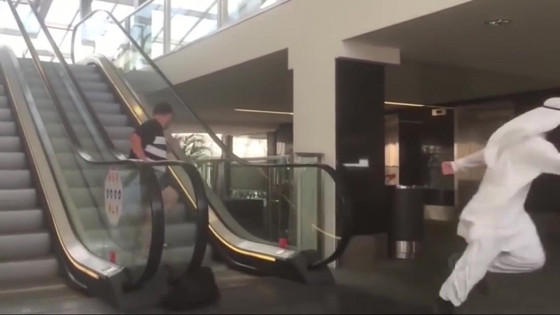 Араб подкидывает муляж бомбы шутки