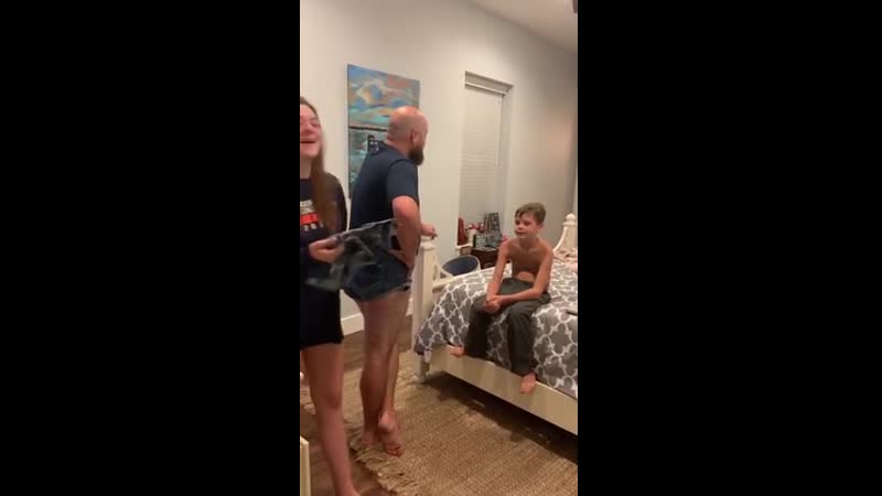 Батя натянул джинсовые труханы нa свои брутальные ляхи