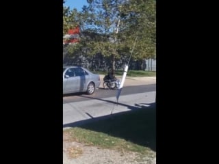 Полицейские молодые мужчину в инвалидной коляске